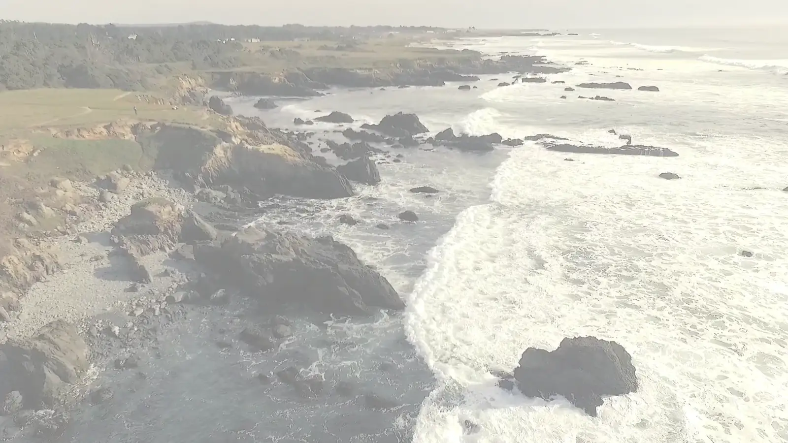 Littoral rocheux battu par les vagues, vu du ciel